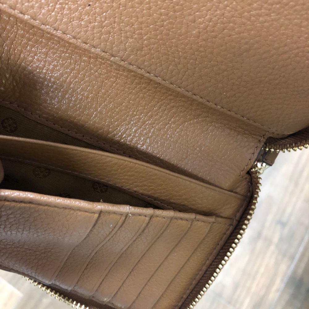 SOLD β€οΈTORY BURCH Dark Tan Leather Zip Wallet - Picture 8 of 8